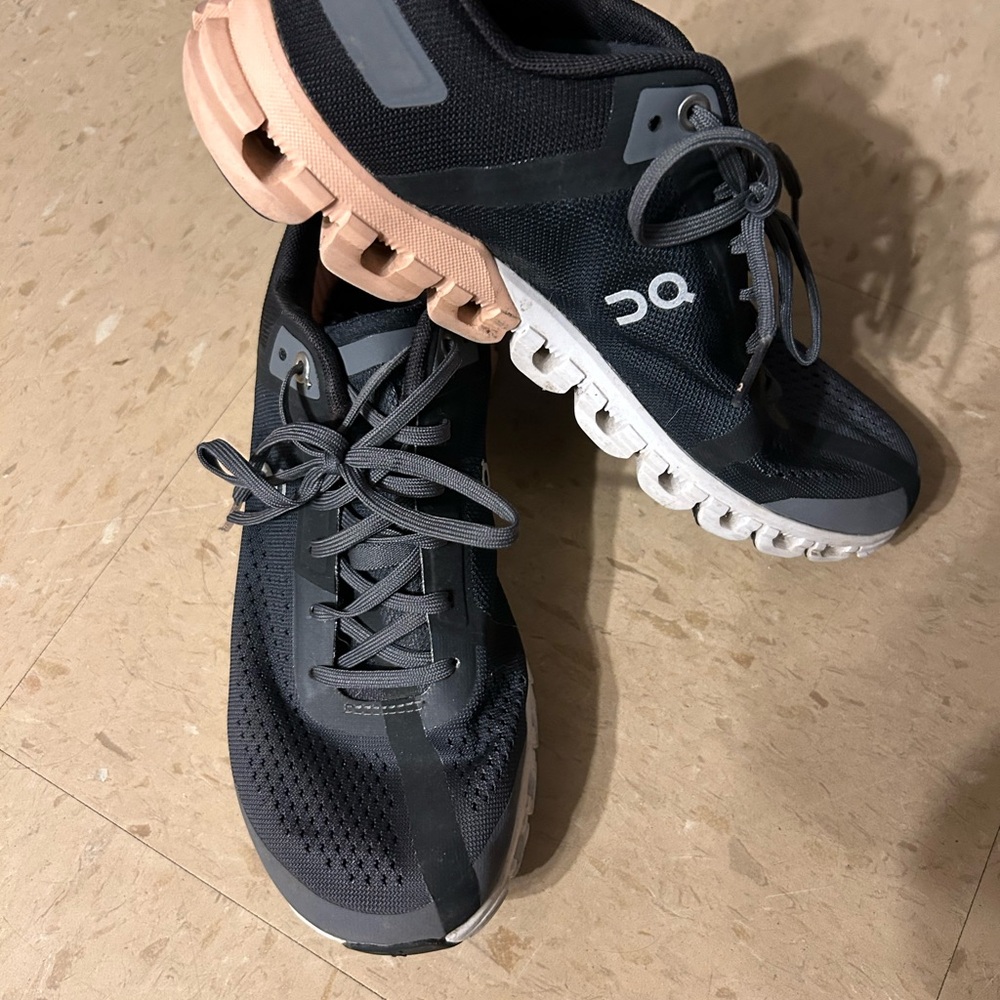 On brand women’s shoe size 7